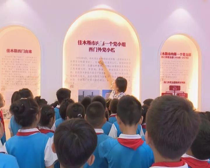 记者进入云南滑坡中心区域:夜色中大型机械作业 搜救犬、生命探测仪投入救援